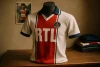 De charme van retro shirts: van paris saint germain tot mode-uitdrukking